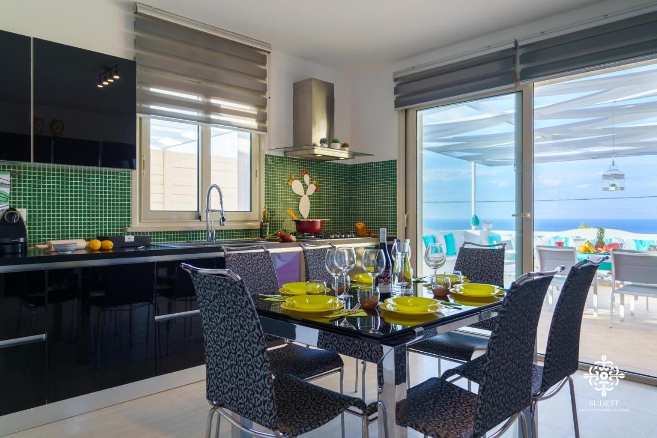 Villa Vittoria - Waterfront House *